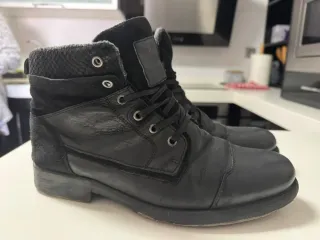 Botas de piel hombre negras