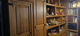 Mueble de madera maciza