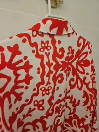 Blusa estampada roja y blanca