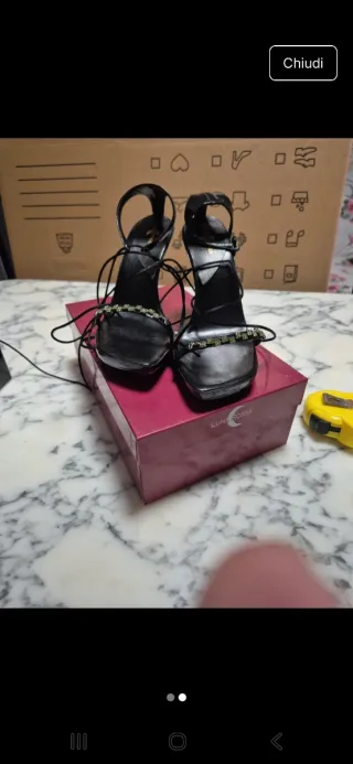 Sandali donna lacci neri e oro