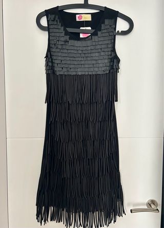 Vestido negro con flecos