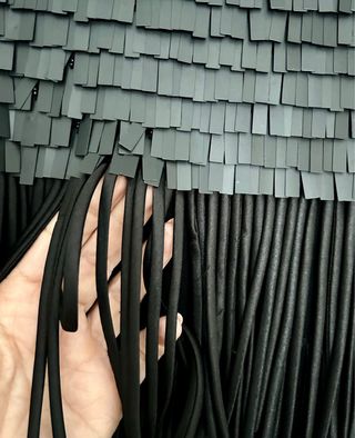 Vestido negro con flecos