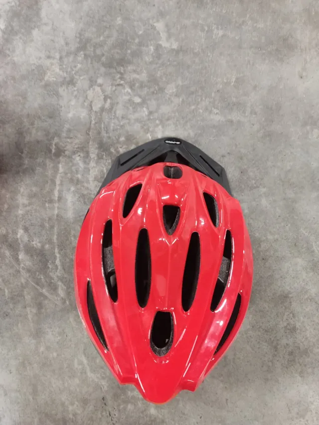 Casco de bicicleta rojo