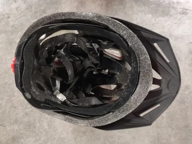 Casco de bicicleta rojo