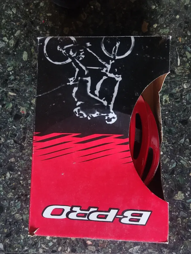 Casco de bicicleta rojo