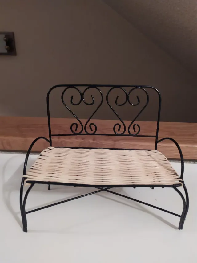 Banquito de mimbre y metal para muñecas