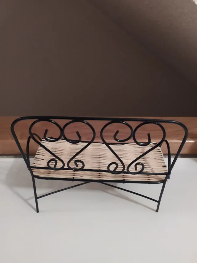 Banquito de mimbre y metal para muñecas