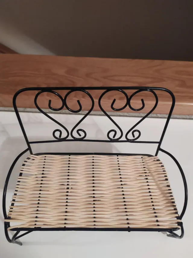 Banquito de mimbre y metal para muñecas