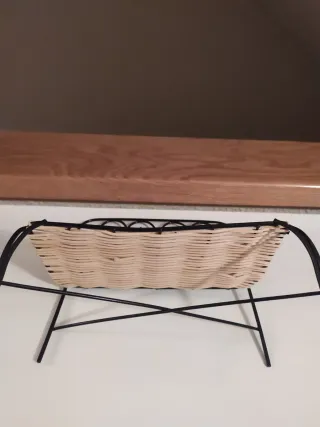 Banquito de mimbre y metal para muñecas