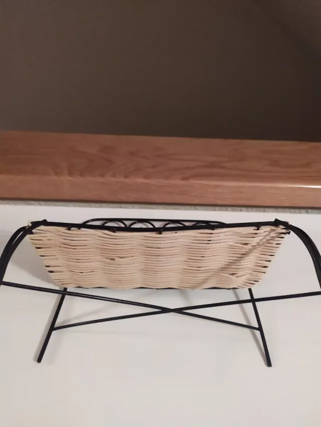 Banquito de mimbre y metal para muñecas