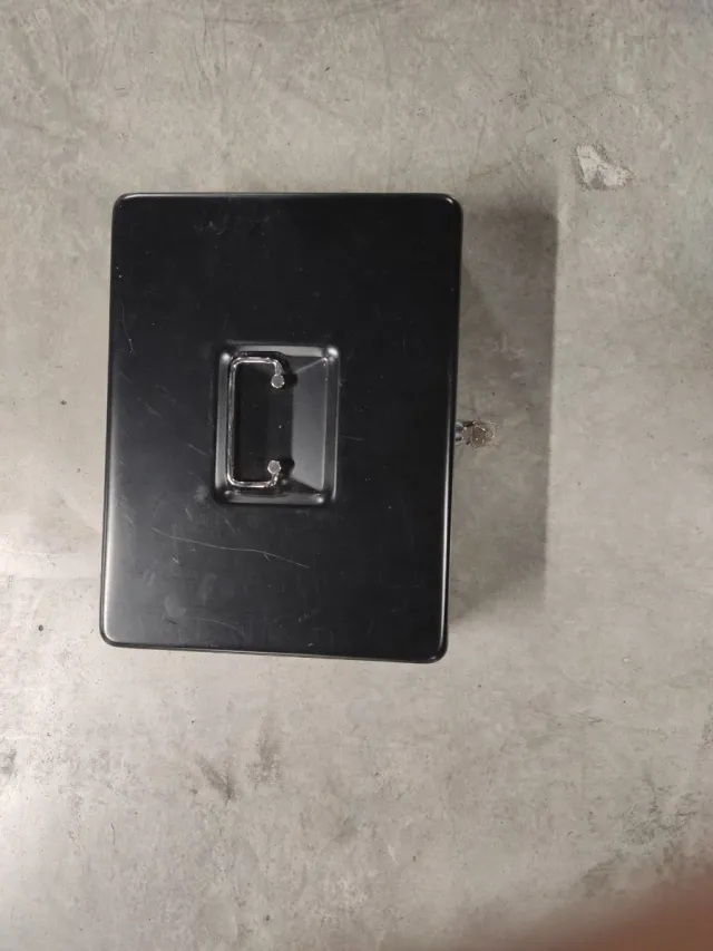 Caja de seguridad metálica negra