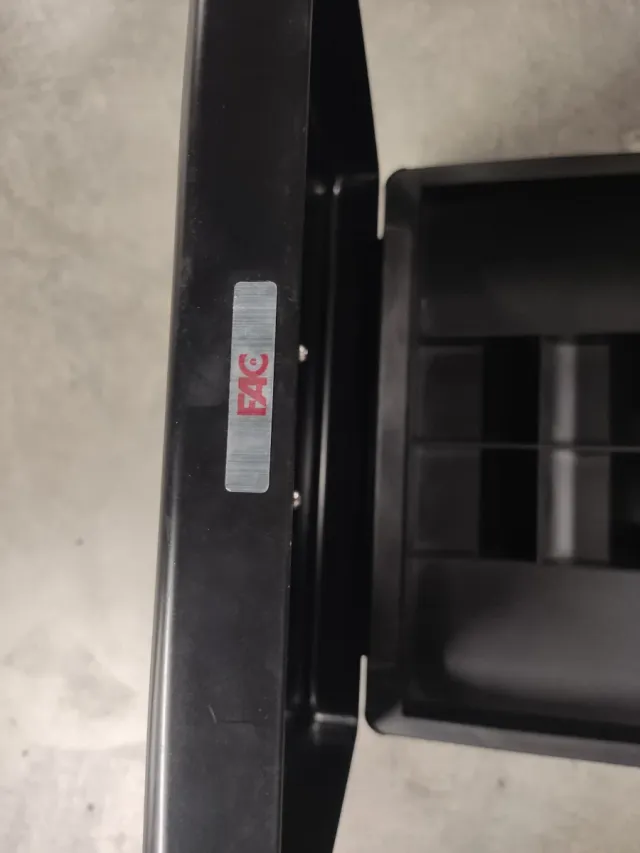 Caja de seguridad metálica negra