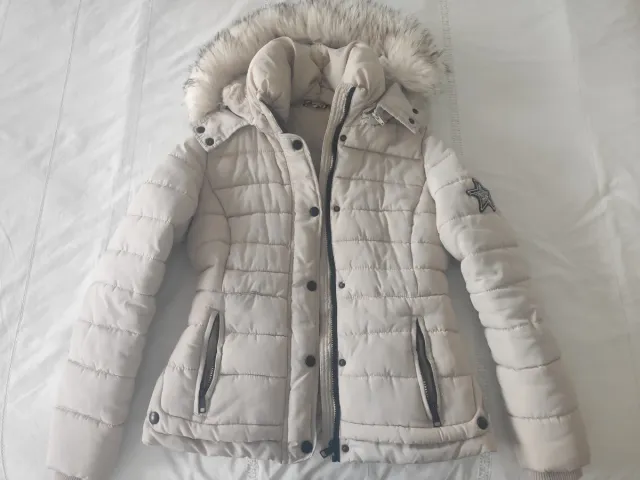 Abrigo beige con capucha desmontable