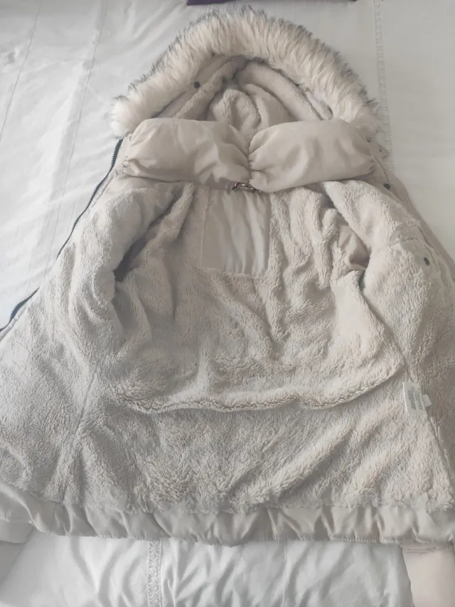 Abrigo beige con capucha desmontable