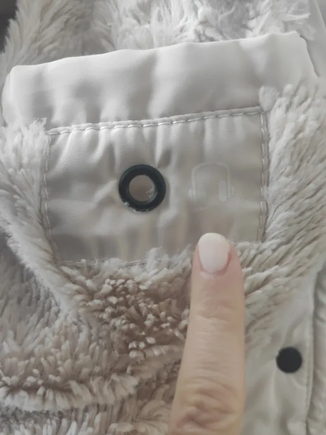 Abrigo beige con capucha desmontable