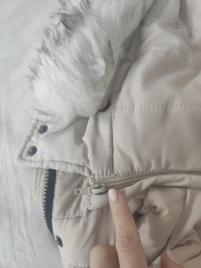 Abrigo beige con capucha desmontable