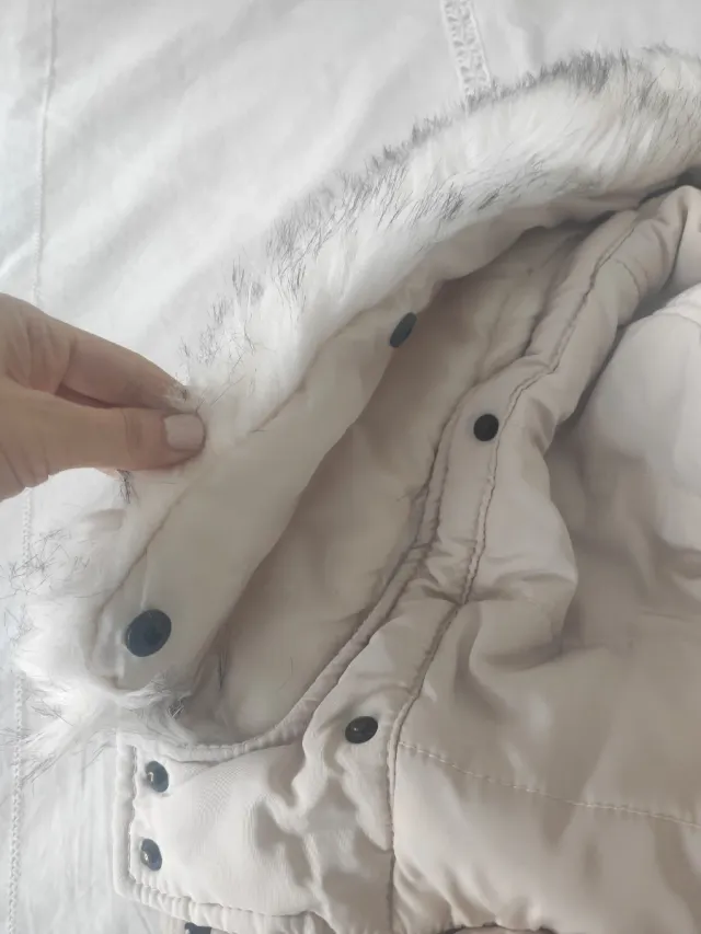 Abrigo beige con capucha desmontable