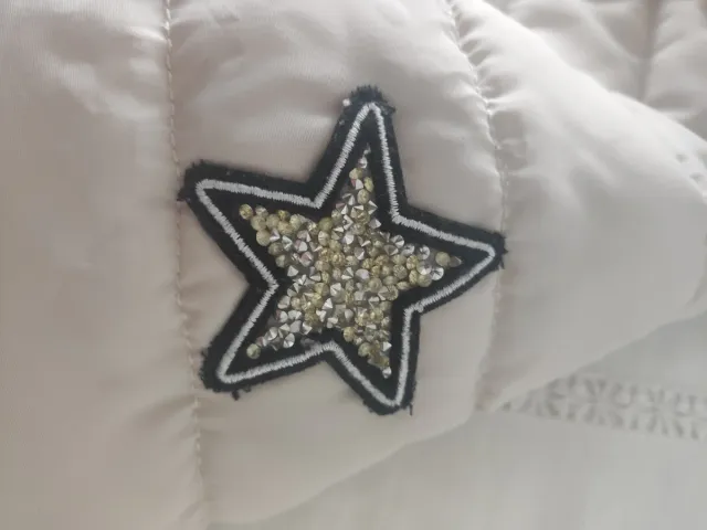 Abrigo beige con capucha desmontable