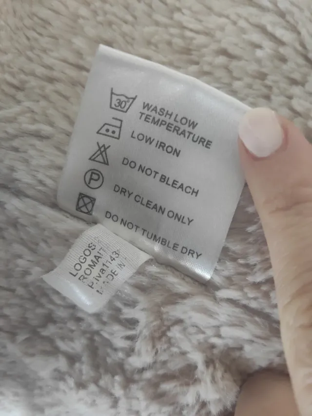 Abrigo beige con capucha desmontable