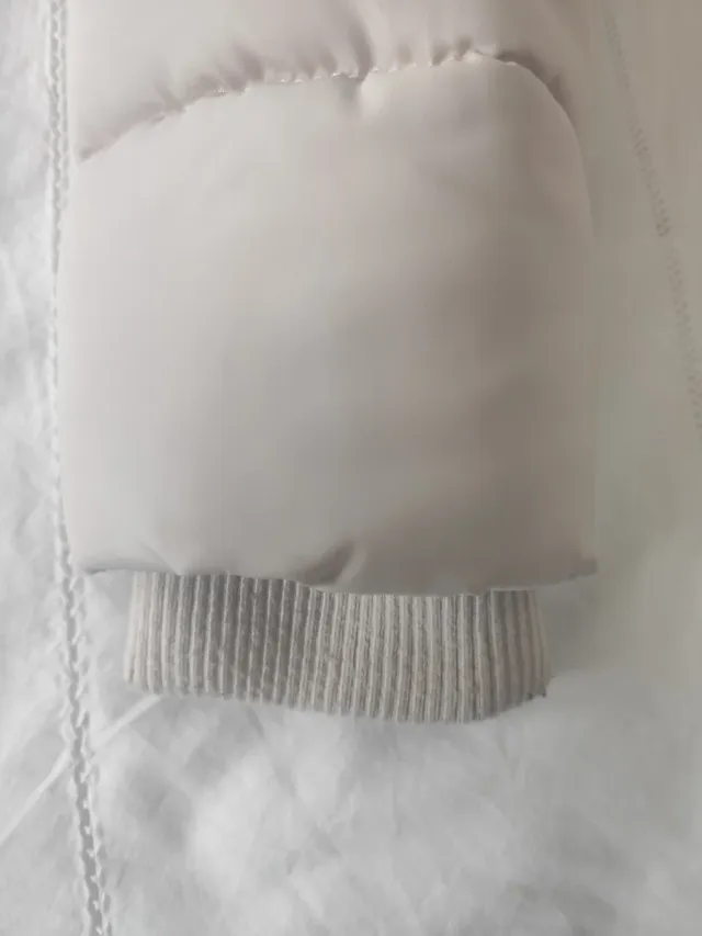 Abrigo beige con capucha desmontable