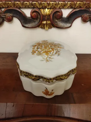 Scatola porcellana bianca decori floreali oro
