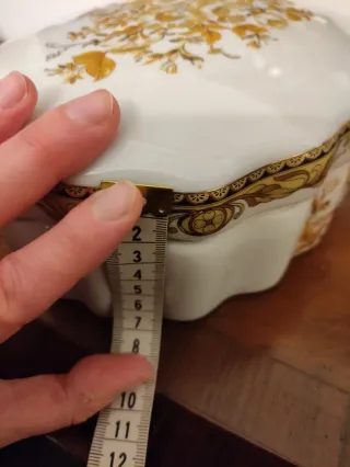 Scatola porcellana bianca decori floreali oro