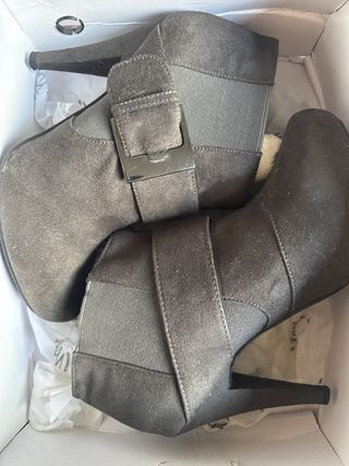 Stivaletti Bata grigi con fibbia