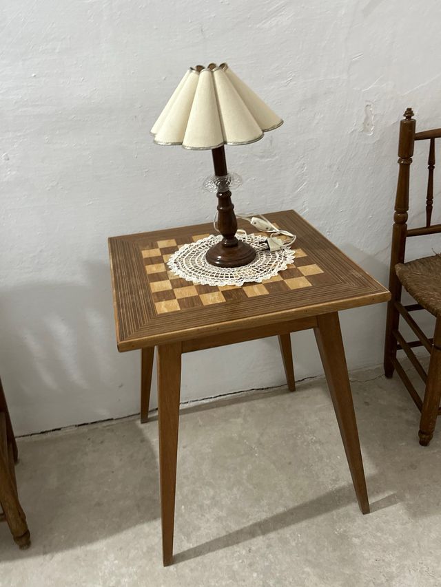 Tavolino ausiliario in legno con scacchiera