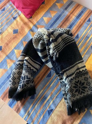 Bufanda azul y blanca estampada