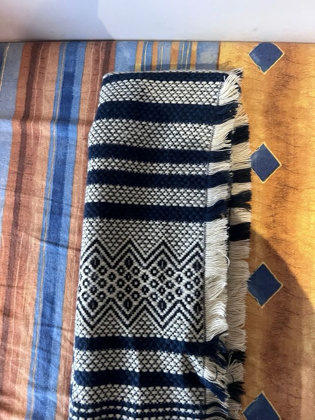 Bufanda azul y blanca estampada