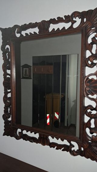 Specchio vintage con cornice intagliata