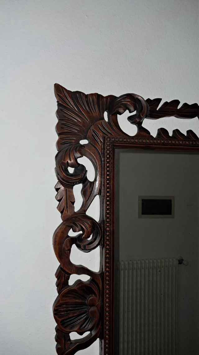 Specchio vintage con cornice intagliata