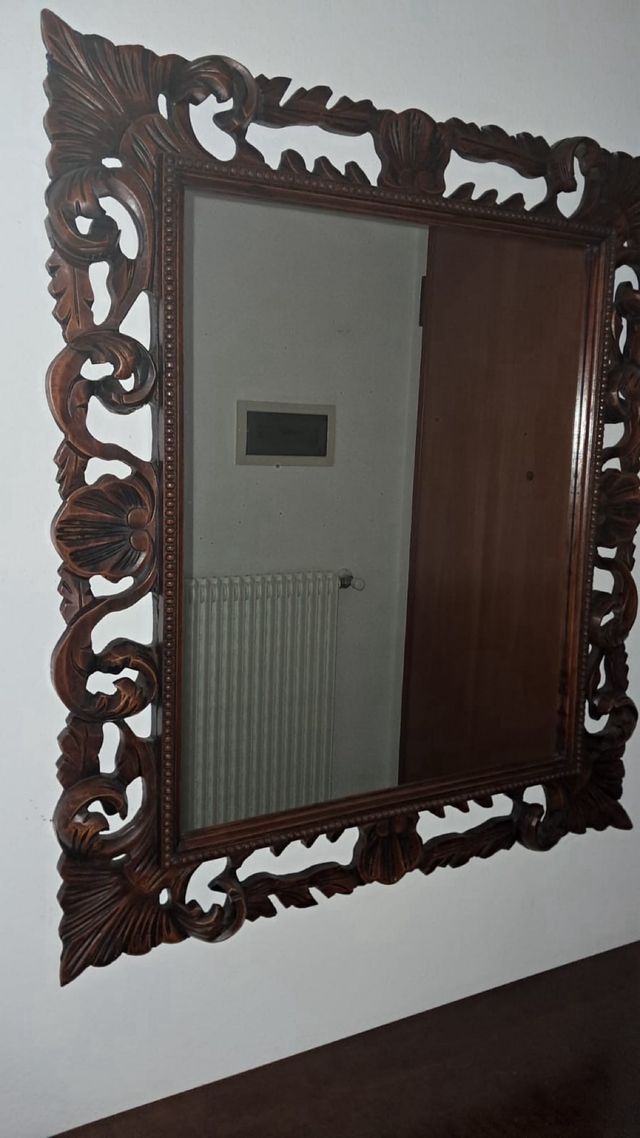 Specchio vintage con cornice intagliata
