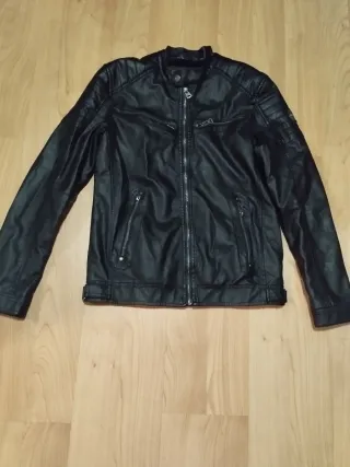 Chaqueta negra estilo motero