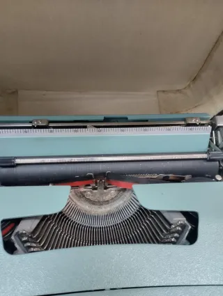 Máquina de escribir Olivetti Lettera 32