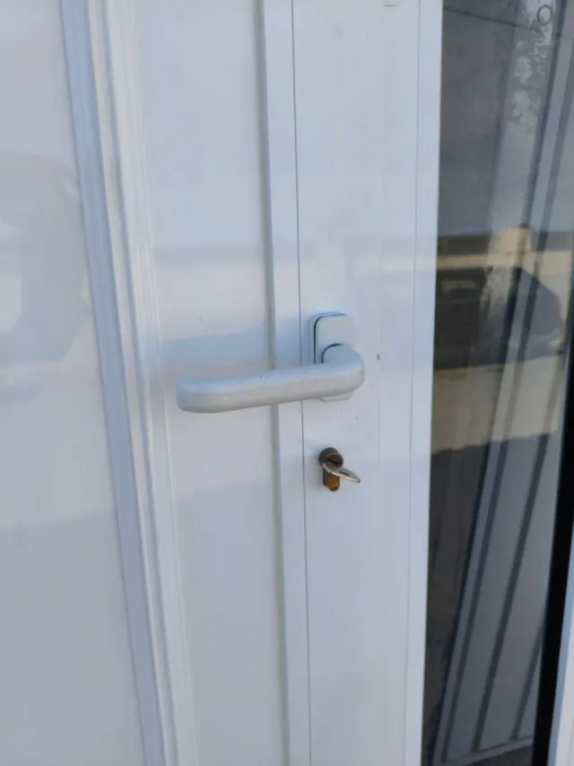 Puerta de entrada aluminio 2 fijos de cristal