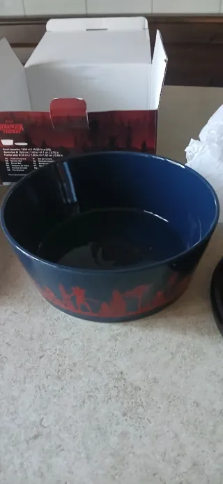 Dinner set Stranger Things