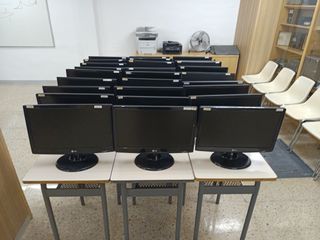 28 Monitors LG AOC i Fujitsu de 19" Negre