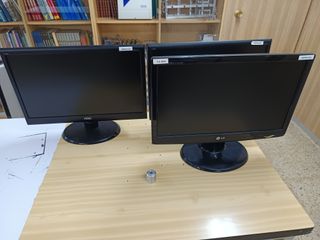 28 Monitors LG AOC i Fujitsu de 19" Negre
