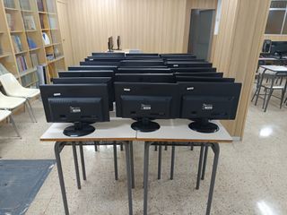 28 Monitors LG AOC i Fujitsu de 19" Negre