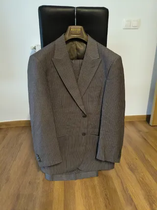 Traje de hombre marrón de rayas