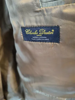 Traje de hombre marrón de rayas