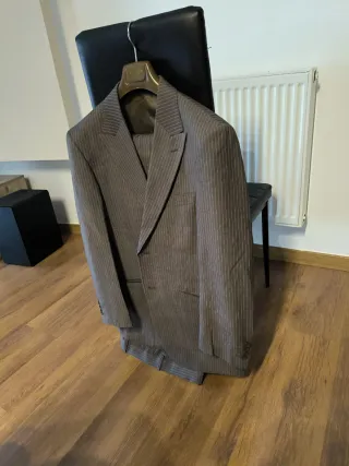 Traje de hombre marrón de rayas