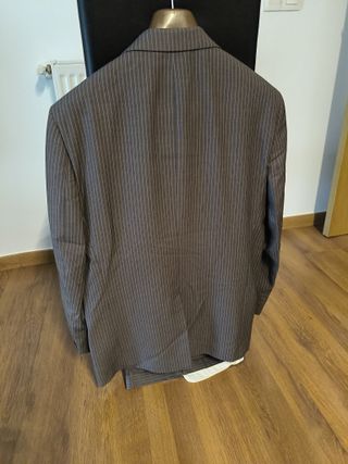 Traje de hombre marrón de rayas