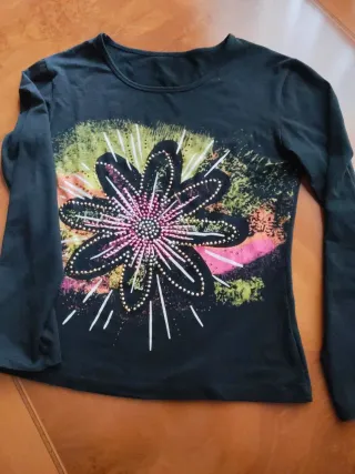Camiseta negra con flor brillante