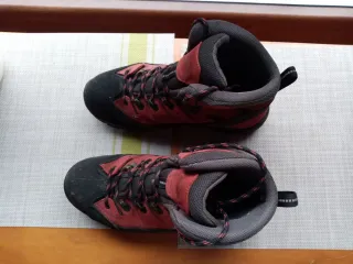 Botas de montaña rojas y negras