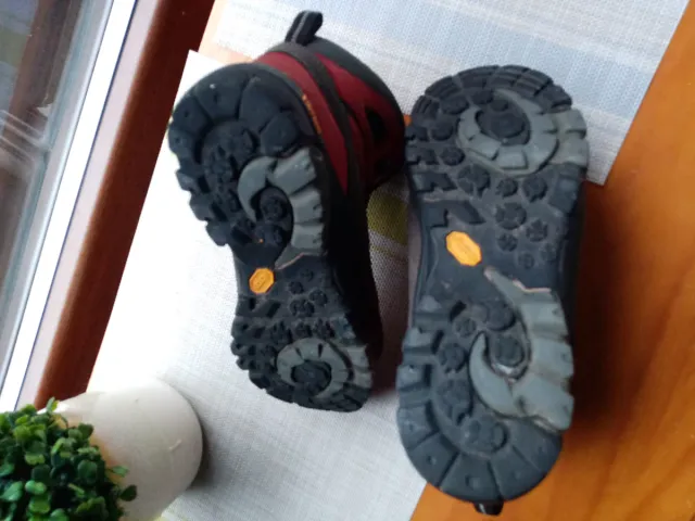 Botas de montaña rojas y negras