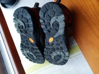 Botas de montaña rojas y negras