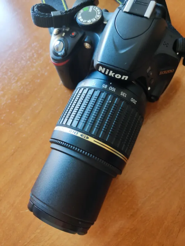 Fotocamera reflex Nikon D3200 con accessori