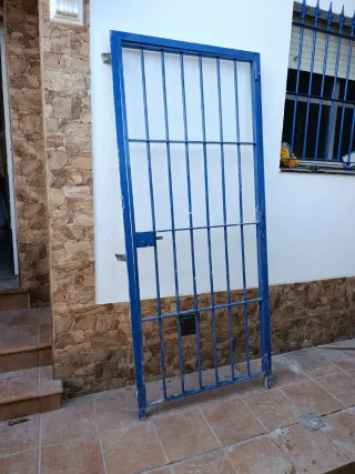 Puerta de seguridad de hierro azul